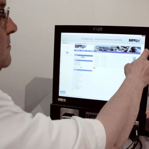 Sicher verwahrt, Verbrauchskosten im Griff: Wer dem TSM etwas entnehmen möchte, muss sich per Personalkarte oder PIN legitimieren.(Bild:  Bedrunka + Hirth)