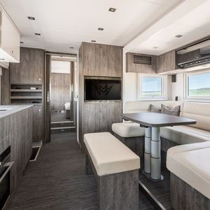 Basierend auf einem 18-Tonner ist so eine 30 Quadratmeter große, rollende Hotelsuite entstanden.(Bild:  Magellano)