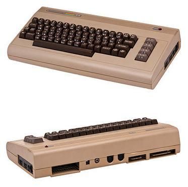 Vorder- und Rückansicht des C64. Der Computer verfügte über zwei Joystickports an der Seite. Als Speichermedien diente ein Cartridge-Slot (nur lesbar) sowie ein Kassetten- und ein Diskettenlaufwerk. Hinzu kamen Anschlüsse für Drucker, Monitore und andere serielle Peripherie. (gemeinfrei)