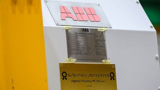 Dies Plakette auf dem Rekord-ABB-Synchronmotor belegt die hohe Energieeffizienz. Mal sehen, wann der nächste Rekord kommt ... (Bild: ABB)