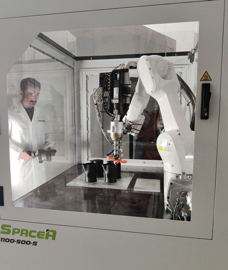 Vom Bahnwaggon bis zum Medizinprodukt: Beim Fraunhofer-Institut für Mikrostruktur von Werkstoffen und Systemen IMWS in Halle entstehen Lösungen für qualitätsgesicherten 3D-Druck großer Kunststoffbauteile.(Bild:  Fraunhofer IMWS)