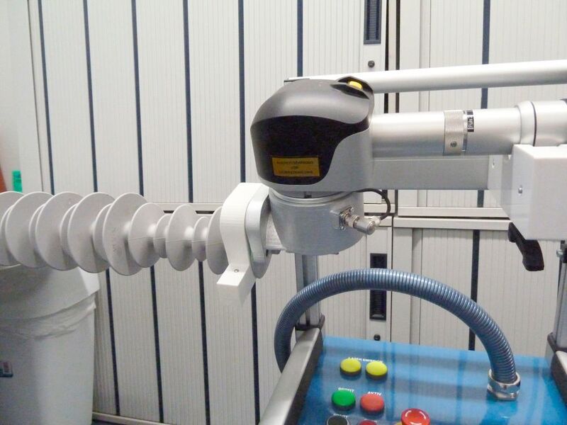 Einsatzbeispiel für den Pulsar+ von Mobil-Mark: Hier ist der Tiefengravur-Laser bei der Beschriftung von Hochspannungsisolatoren zu sehen. (Bild: Mobil-Mark)