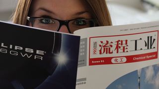 Erwischt! PROCESS-Mediaberaterin Katharina Flügge bestaunt die PROCESS China. (Bild: Ernhofer / PROCESS)