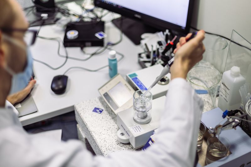 Tipp 1: Wiederverwenden statt WegwerfenWenn die Pipette Abnutzungserscheinungen aufweist, muss sie in vielen Fällen nicht gleich weggeworfen werden, sondern kann an einen Wartungsservice geschickt werden. Ein Pipettenservice wie der von Starlab reinigt und desinfiziert die Pipette nicht nur sorgfältig, sondern überprüft auch den Zustand der Dichtringe und tauscht bei Bedarf verschlissene Teile aus. Zudem erfolgt eine gravimetrische Prüfung der Pipette und die Ergebnisse werden in einem Kalibrierzertifikat dokumentiert. Am Ende ist die Pipette wie neu und landet statt auf dem Müll wieder im Labor.  (Starlab International GmbH)