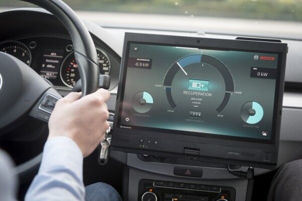 Das Boost Recuperation System von Bosch vereint vier Funktionen in einem einzigen System: Rekuperation, Drehmomentunterstützung sowie komfortablen Start/Stopp- und Segelbetrieb. Die Kraftstoffersparnis liegt bei bis zu 15 Prozent, im realen Betrieb mit Segeln bei abgeschaltetem Motor sind zusätzliche 10 Prozent Reduzierung möglich. (Bild: Bosch)