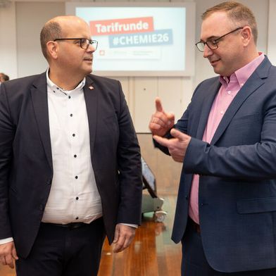 (v.l.n.r.) Roland Strasser (IGBCE) und Michael Müller (Arbeitgeberverband) im Gespräch vor den Verhandlungen (Bild: Chemieverbände Rheinland-Pfalz/ Marcel Hasübert)