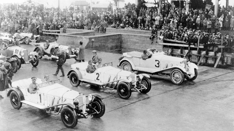 Die „Weißen Elefanten“ von Mercedes beim Eröffnungsrennen des Nürburgrings 1927. Dierses gewann Rudolf Caracciola. Er befand die erste Gebirgs-, Renn- und Prüfungsstrecke mit ihren vielen Kurven, Gefällen und Sprunghügeln als „bärig schwer“.  (Bild:  Nürburgring 1927 GmbH & Co. KG)
