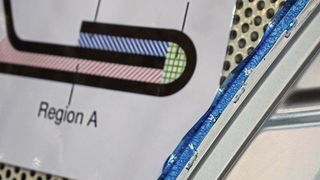 Besonders wichtig ist der Korrosionsschutz an gefalzten Kanten, wie hier an der Motorhaube.  (Bild: Rosenow/»kfz-betrieb«)