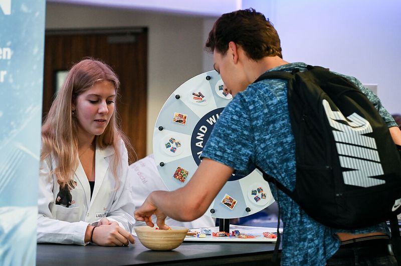 Das Glücksrad etabliert sich zum Standard der LAB-SUPPLY. Hier gibt es neben Süßigkeiten auch Give-Aways zu gewinnen.

 
Mehr Infos zu den kommenden LAB-SUPPLY-Messen finden Sie auf www.lab-supply.info (Bild: Stefan Stark)
