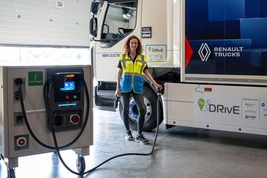 Eine Projektpartnerin zeigt das während der zweimonatigen Testphase von „DRivE“ eingesetzte Equipment.(Bild:  PEM RWTH)
