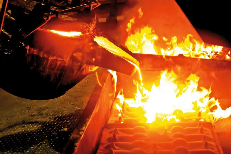 Bild 1: Um in automatischen Gießprozessen gleichmäßig hochqualitative Werkstücke zu erzielen, muss die Temperatur der Schmelze kontinuierlich überwacht werden. (Bild: Shutterstock)