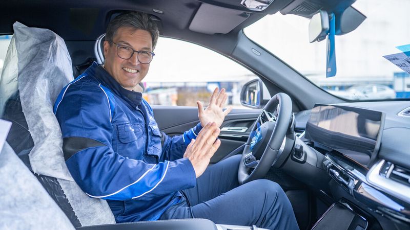 Armin Ebner ist der Leiter des BMW-Group-Werks Regensburg, hierv„am Steuer“ in einem automatisiert fahrenden Neufahrzeug. (Bild: BMW)