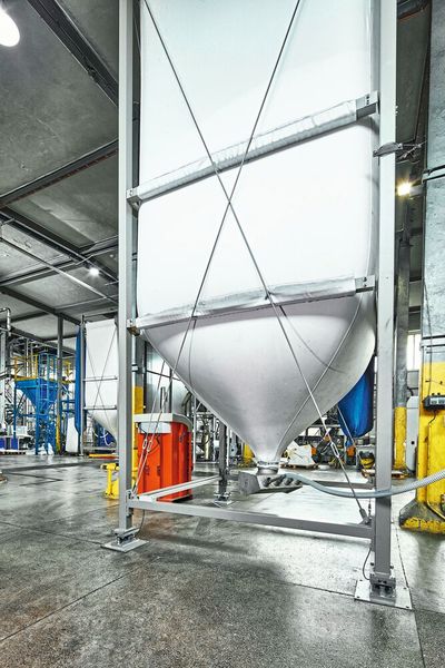 Die Silos sind aus unbeschichtetem, hochfestem und elektrisch ableitfähigem Polyestergewebe und hängen in Stahlgestellen. (Bild: A.B.S.)