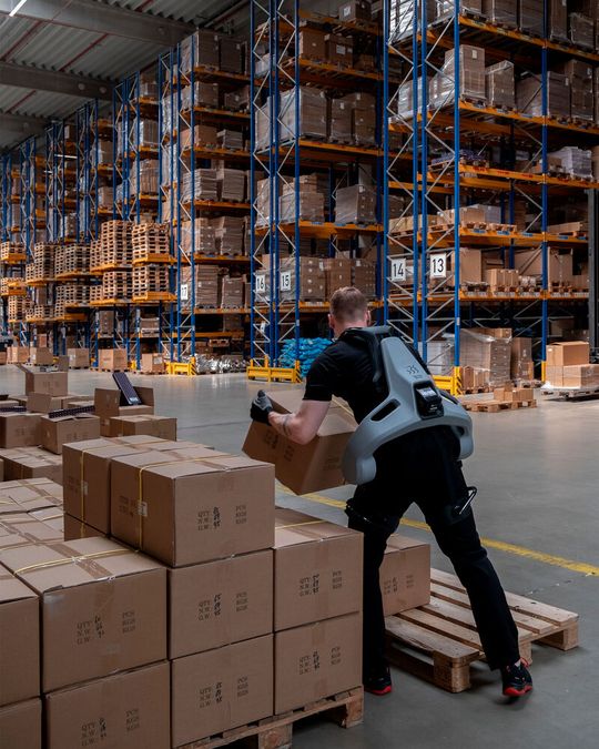 Efficient and ergonomic: Exia makes lifting and carrying in the warehouse easier.(Image: German Bionic)