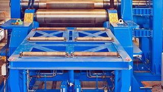 Mit einem Gewicht von rund 620 t ist die Vier-Walzen-Biegemaschine von Uniweld Maschinenbau ein echter Gigant. (Bild: SKF)
