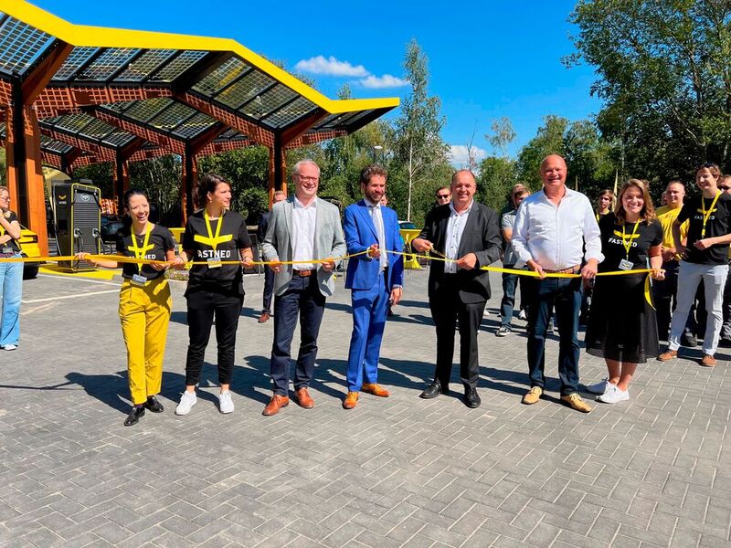 Michiel Langezaal (Bildmitte), CEO von Fastned, kam für die Eröffnung der 37. Fastned-Schnellladestation in Deutschland und der 212. in Europa aus der Amsterdamer Zentrale nach Bochum. 