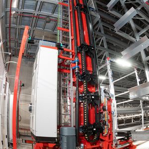 Blick auf das Fahrwerk mit Hubwagen eines der neu entwickelten Performance-Regalbediengeräte von Gilgen Logistics.(Bild:  Gilgen Logistics)