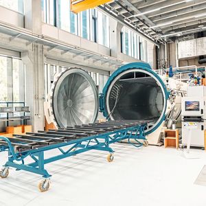 Faserverstärkte Kunststoffe – auch bekannt als Composites – wurden bei Pilatus seit über 40 Jahren ausschliesslich für nicht lasttragende Sekundärstrukturen wie Abdeckungen oder Verschalungen eingesetzt. Mit dem «PC-24 Super Versatile Jet» kommen erstmals auch Primärstrukturbauteile aus Composite zum Einsatz. (Bild: Pilatus Flugzeugwerke AG)