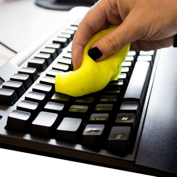 Frühjahrsputz im Büro: Cyber Clean, die geniale Reinigungsmasse, drückt man nur auf, schon sind selbst kleinste Ritzen frei von Staub, Krümeln und Keimen. Die leuchtend gelbe Hygiene-Knete ist vielfach wiederverwendbar und kann für alle Elektrogeräte genutzt werden. Bei www.geschenkidee.de gibt es die Knete für 7,90 Euro. (www.geschenkidee.de)