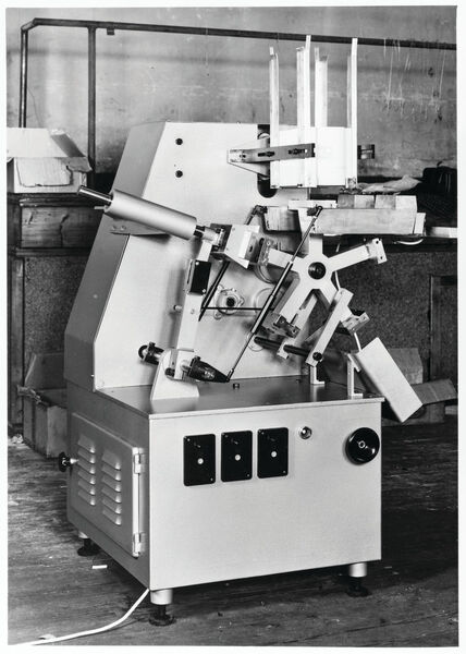 Hier die erste Maschine der Gerhard Schubert GmbH: die Schachtel-Aufrichte und Klebemaschine SKA (Schubert)