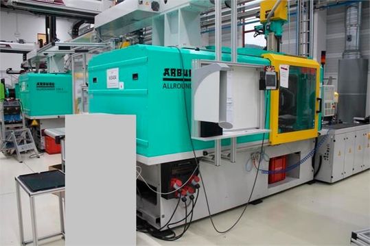 Das insolvente Unternehmen Ditter Plastic wurde von der Aluconcept-Gruppe übernommen. Alle Kunststoffverarbeitungs-Maschinen, die wegen der anstehenden Neuausrichtung nicht mehr benötigt werden, versteigert Surplex – wie dies Spritzgießmaschine Arburg 570S/2200-290.(Bild:  Surplex)