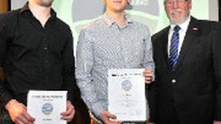 Freiburger Botschafter des Kfz-Gewerbes: (v.li.) Michael Ruf, Andrè Kreutner und Obermeister Rolf Buselmeier. (Foto: Zietz)