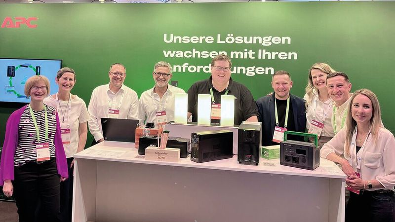 Das Schneider-Electric-Team rund um Karin Hernik weiß, wie man mit Herausforderungen umgeht. (Bild: Vogel IT-Medien GmbH)