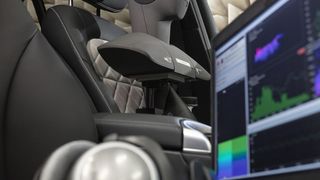 Das Sounddesign für Warnton-Generatoren für E-Autos ist eine aufwändige Ingenieursleistung. Der gute Ton soll ja zur Marke passen. (Daimler)