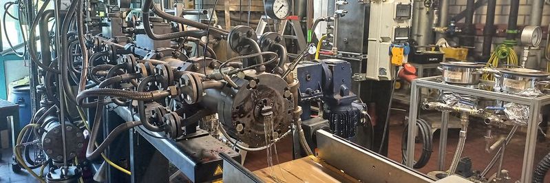 Die Firma Polymaterials gilt als professioneller Innovationspartner, wenn es um die Entwicklung und Produktion neuer polymerer Materialien geht. Im Technikum im Chempark Leverkusen werden Mustermengen hergestellt und die Verfahrensentwicklung vorangetrieben. (Bild:  Polymaterials AG)