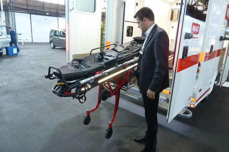 Das Ausfahren und das Einholen der Bahre beim WAS 500 geschieht elektrisch - ebenfalls geräuscharm und fast ganz ruckfrei. (Foto: Wolfgang Pester)