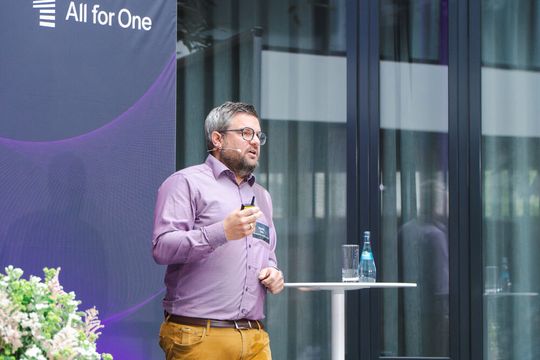 Martin Link leitet bei Wörwag Pharma die weltweite IT: „Wir haben unsere IT-Strukturen grundlegend verändert, indem wir Schatten-IT ablösten, Systeme zentralisierten und mit Microsoft 365 eine einheitliche, transparente und kosteneffiziente Plattform schafften – als Fundament für unsere internationale Zusammenarbeit.“  (Bild:  All for One Group)