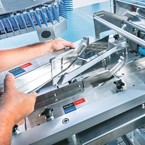 Leicht wechselbare Formate – hier bei einer Schlauchbeutelmaschine – ermöglichen den Einsatz energiesparender Siegeltechnologien. (Bild: Gerhard Schubert GmbH)