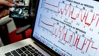 Durch geschickte Manipulation von MEMS-Beschleunigungsmessern kann das Signal am Ausgang beliebig manipuliert werden. (Kevin Fu / Michigan Engineering)