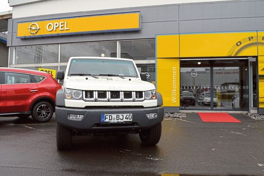 Bei Auto Fahr stehen chinesische Fahrzeuge vor dem Betriebsgebäude.(Bild:  Rehberg/»kfz-betrieb«)