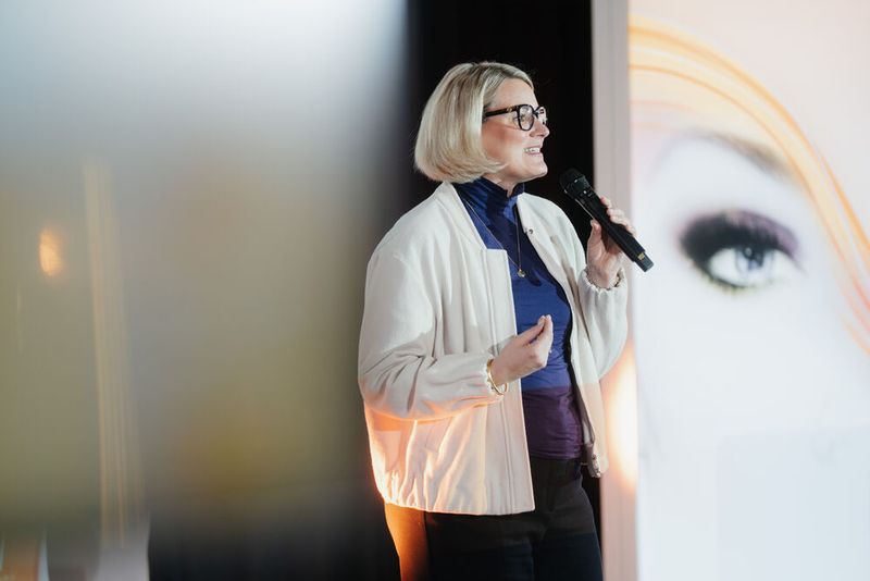 Augsburgs Oberbürgermeisterin Eva Weber durfte mit empowernden Worten auf der Bühne den Kongress einleiten. (Bild: Manuel Emme Fotografie)