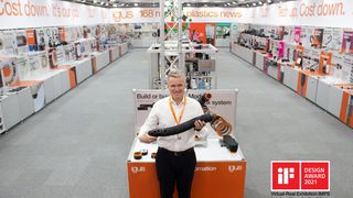 Geschäftsführer Frank Blase zeigt die revolutionäre TRX-Roboter-Energiezuführung auf dem komplett erneuerten physisch-virtuellen Messestand von Igus in Köln, der gerade mit dem „iF Communication Design Award 2021“ prämiert wurde.  (Igus)