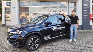 Roman Griesbeck, Geschäftsführer des Autohauses Griesbeck, mit dem SUV Beo. (Bild: Autohaus Griesbeck)