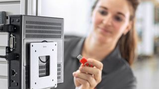 Der neue Thin-Client-Halter von Item ermöglicht eine einfache Fixierung von Computern. (Item)