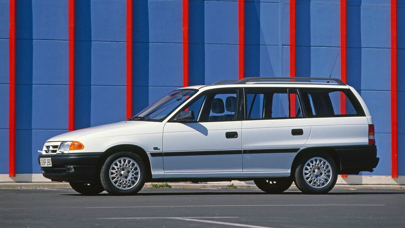 Der Kofferraum des Astra Caravan fasst 500 Liter, bei umgeklappten Rücksitzen 1630 Liter. Wie bei allen Modellen sind die Rücksitze asymmetrisch geteilt, in Verbindung mit der absolut ebenen Ladefläche wurde eine hohe Ladeflexibilität erreicht. Gegen Aufpreis wurde eine Durchladeeinrichtung bei der Mittelarmlehne angeboten, diese wurde später in den Modellen Dream und Style Serie. Der Astra Caravan war 1995 der meistverkaufte Kombi aller Klassen. (Bild: Opel GmbH)