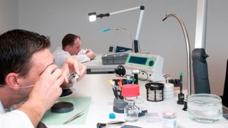 Beleuchtungsnorm: LED-Leuchten bieten aufgrund ihrer Qualität, Flexibilität in der Lichtverteilung und einfachen Steuermöglichkeiten das perfekte Licht für Produktionsplätze. Mit der richtigen Lichtfarbe wird die Konzentrationsfähigkeit merklich erhöht. (licht.de/LED2work)