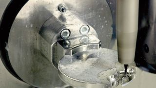 Fräsen von Zahnkronen auf einem HSC-Bearbeitungszentrum. Bild: Kuttkat (Archiv: Vogel Business Media)