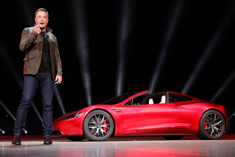 Elon Musk hat mal wieder alle überrascht. Bei der Präsentation des Elektro-Trucks von Telsa zauberte er kurzerhand eine neue Version des Roadster aus dem Hut. (Tesla)