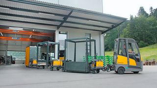 Der Industry-Train-Routenzug Baureihe IT800 mit outdoorfähigen Fahrwerksmodulen und unterschiedlichen Warenträgersystemen, gezogen von einem Jungheinrich-Elektroschlepper EZS 570. (Jungheinrich)