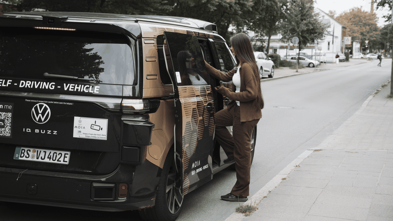 Moia hat seinen Fahrdienst in Hamburg mit autonomen Fahrzeugen aufgenommen.(Bild:  Moia)