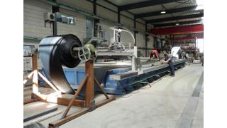 Haspelstationen vor und hitner der Wasserstrahlschneidanlage können die schweren Gummimatten, die suaber abgeschnitten werden, ab- und aufwickeln. (Bild: Aquatec)