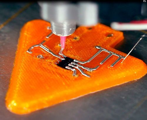 ... so können Leiterbahnen einfach ausgedruckt und in ein Kunststoffgehäuse eingebettet werden. (Bild: Voxel8)