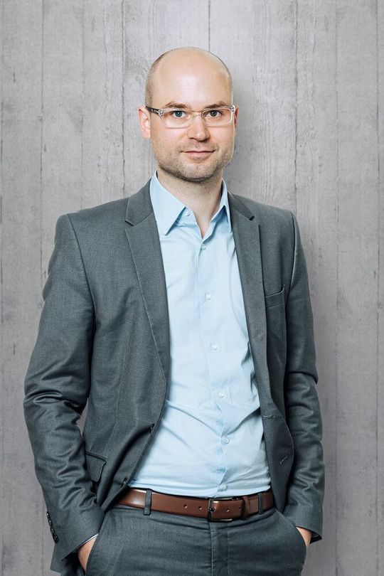 Sven R. Becker, Experte für digitale Bildung, empfiehlt auch Mitarbeitende, die nicht am PC arbeiten, auf die Bedeutung von IT Security hin zu sensibilisieren. (Bild:  imc)