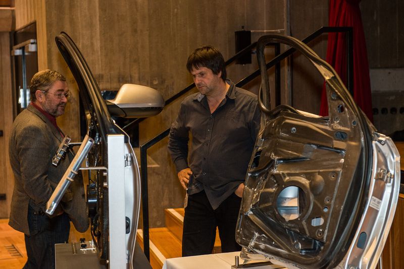 Automobiltür mit CFK-Träger für Anbauteile vor (links) und nach einem Pfahlaufpralltest: Trotz des Seitencrashs bleibt die Tür als ganzes erhalten. Es kommt zu keiner CFK-Zerspitterung. (Bild: Mack)