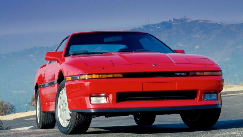 Kanten und coole Klappscheinwerfer kombiniert mit einem kräftigen Sechszylinder: Vom Supra A70 verkaufte Toyota über 240.000 Einheiten. Die dritte Generation des Supra wurde 1986 vorgestellt. Sie ist zugleich die erste, die nicht mehr mit dem Namenszusatz Celica vermarktet wurde. Die endgültige Trennung der beiden Modellreihen wurde durch das Antriebskonzept (die Celica wurde ab 1986 mit Frontantrieb verkauft, der Supra blieb beim Hinterradantrieb) und das Design verdeutlicht.  (Bild: Toyota)