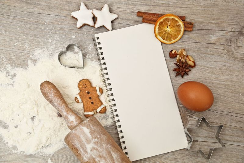 Gute Planung ist die halbe Miete! Mit einer guten Planung kann der Stress zum Jahresende bereits erheblich verringert werden. Wichtig ist hierbei, dass Sie die Aufgaben für den gesamten Monat im Blick haben und sich einen ungefähren Zeitplan erstellen. Nehmen Sie sich realistische Ziele vor und planen Sie genügend Zeit ein. Außerdem kann es hilfreich sein, wenn Sie sich zwei bis drei Tage ohne Termine frei halten und an diesen einige To-dos abhaken. (Bild: MK-Photo - stock.adobe.com)